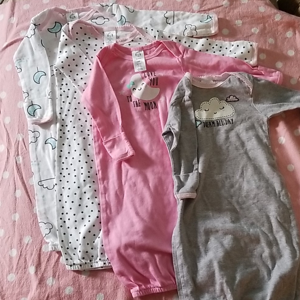 👶2/$15 Set of 4 Gerber sleeping gowns Size 0-6mo